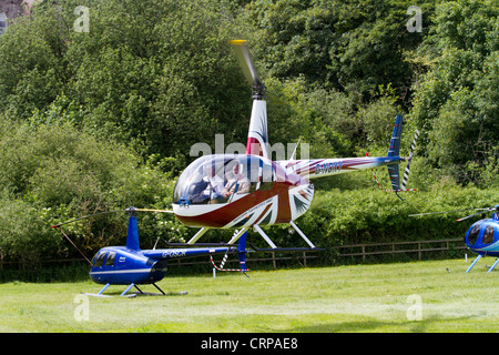 2004 Robinson R44 Raven C/N 1421. In den Farben Rot, Weiß und Blau Flown auf der Cholmondeley Pageant of Power 2012 Stockfoto