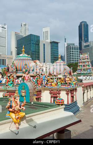 Nahaufnahme von der Gopuram Sri Mariamman Tempel in Chinatown, Singapur Stockfoto