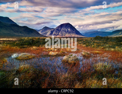 Blick über Rannoch Moor in Richtung Buachaille Etive Mor, einer der bekanntesten Berge in Schottland. Stockfoto