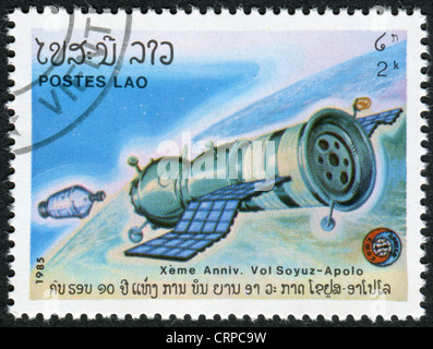 LAOS-ca. 1985: eine Briefmarke gedruckt in Laos, zeigt das Raumschiff Sojus nähert sich Apollo, ca. 1985 Stockfoto