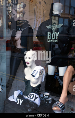 BOY LONDON Ware auf dem Display im Schaufenster des Kranken in Redchurch Street im Londoner East End. Stockfoto