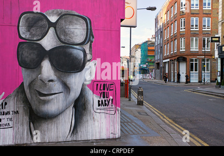 Street-Art an der Seite eines Gebäudes an der Kreuzung von Bethnal Green Road und Redchurch Street im Londoner East End. Stockfoto