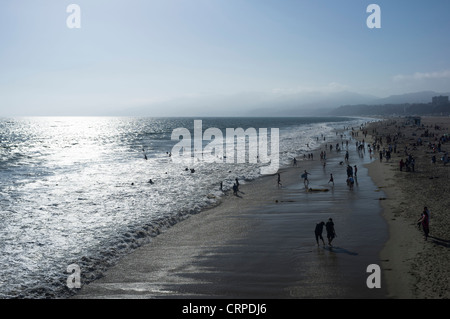 Einen überfüllten Strand von Santa Monica angesehen von der Seebrücke entfernt. Stockfoto