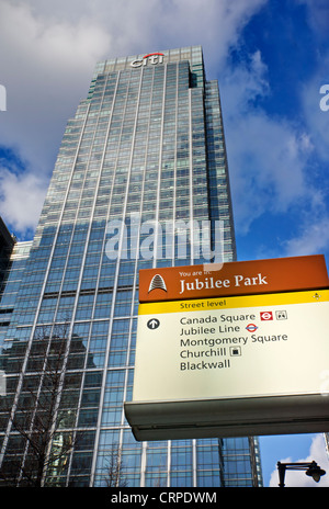 Citibank (25 Canada Square), das Gebäude 4. höchsten im Vereinigten Königreich und Jubilee Park Zeichen in den Londoner Docklands. Stockfoto