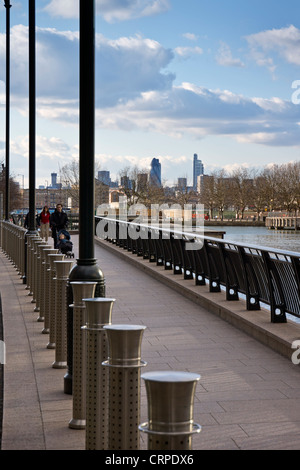 City of London Wolkenkratzer in der Ferne, von Docklands im East End von London gesehen. Stockfoto