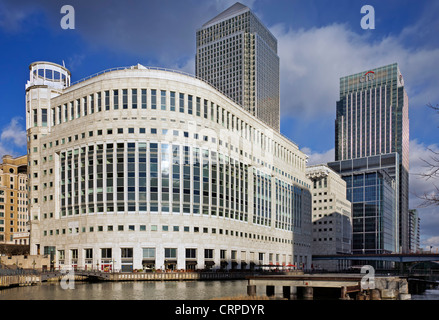 Blick über Heron Quays mit einem und 25 Canada Square, zwei der höchsten Gebäude in Großbritannien. Stockfoto