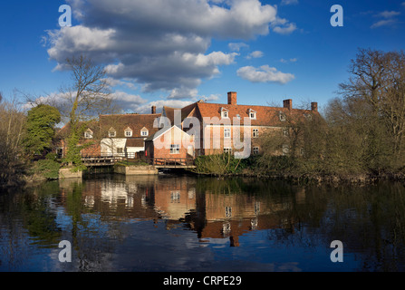 Flatford Mill am Fluss Stour im Herzen von Dedham Vale, berühmt für seine Verbindung mit der berühmten englischen Landschaftsgartens painte Stockfoto