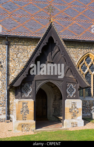 Eingang zum St. Mary die Jungfrau Kirche im Dorf Brent Pelham. Stockfoto