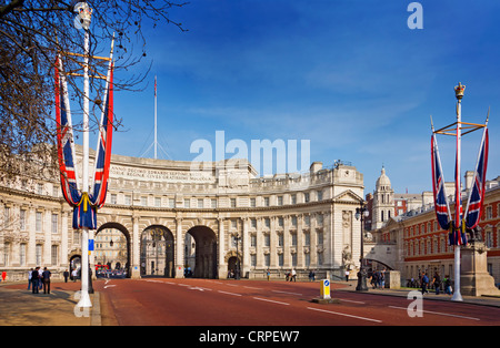 Admiralty Arch, ein großes Bürogebäude in London, die einen Torbogen Straße und Fußgänger Zugang zwischen beinhaltet die Stockfoto