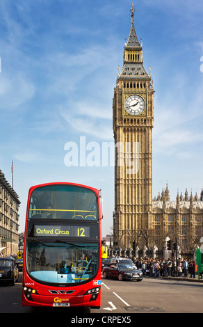 Einem roten Londoner Bus gegenüber vom Big Ben, eines der berühmtesten Wahrzeichen Londons. Stockfoto