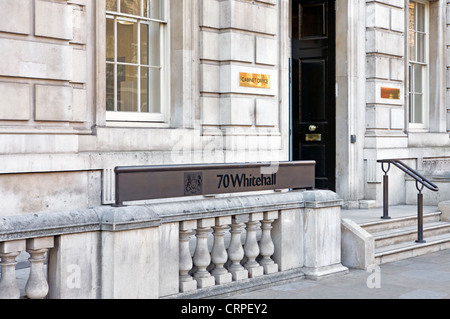 Der Eingang des Cabinet Office in 70 Whitehall. Cabinet Office unterstützt, der Premierminister und der Schrank Gover machen Stockfoto