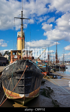 Alten Lastkähne festgemacht an der Mündung des Flusses Blackwater bei Maldon. Stockfoto