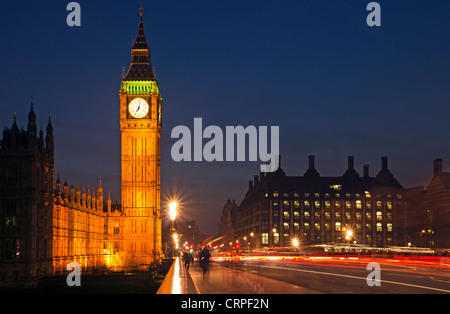 Lichtspuren vom Verkehr Reisen Westminster Brücke von Big Ben und den Houses of Parliament.