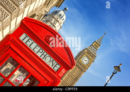 Eine rote Telefonzelle und der Uhrturm Big Ben am Palace of Westminster genannt. Stockfoto