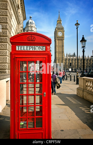 Eine rote Telefonzelle und der Uhrturm Big Ben am Palace of Westminster genannt. Stockfoto