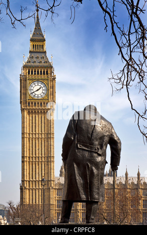 Die Statue von Winston Churchill in Parliament Square, errichtet im Jahre 1973 von Ivor Roberts-Jones, mit Blick auf Big Ben und die Häuser von Pa Stockfoto