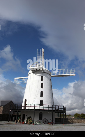 Blennerville Windmill, eine funktionierende Windmühle erbaut 1800 von Sir Rowland Blennerhassett, jetzt eine touristische Attraktion und Besucher Cent Stockfoto