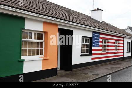 Moneygall Haus gemalt mit Stars And Stripes der US-Flagge und irische Trikolore anlässlich des Besuchs von Barack Obama Stockfoto