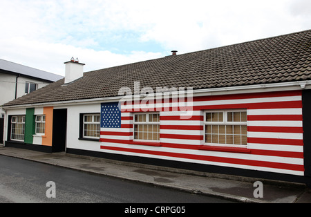 Moneygall Haus gemalt mit Stars And Stripes der US-Flagge und irische Trikolore anlässlich des Besuchs von Barack Obama Stockfoto