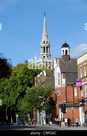 Der Turm der St. Mary Islington Upper Street überragt. Stockfoto