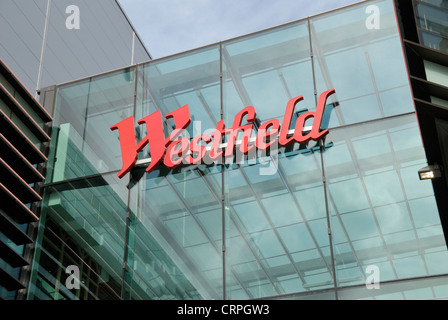 Westfield Stratford City Einkaufszentrum Zeichen auf der Außenseite des Gebäudes. Das Zentrum im Jahr 2011 eröffnet und ist die 3. größte s Stockfoto