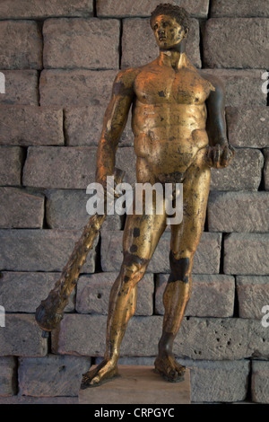 Young Hercules gegen alten Grundlage der Tempel des Jupiter, unterhalb des Capitollne-Museums Stockfoto