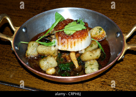Gebratene Jakobsmuschel Gnocchi Spinat wild mushroom Kupfer unten Pfanne Vorspeise Vorspeise Stockfoto