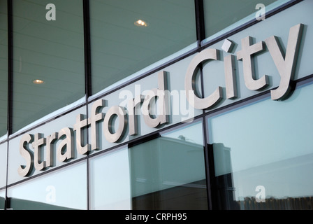 Außerhalb der Stratford City Busstation zu unterzeichnen. Stockfoto