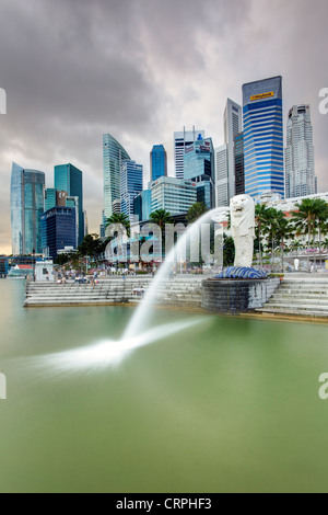 Der Merlion Statue mit der Skyline der Stadt im Hintergrund, Marina Bay, Singapur, Südostasien Stockfoto