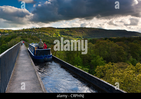 Ein Binnenschiff Fahrt entlang der Pontcysyllte-Aquädukt, ein schiffbar Aquädukt, das trägt Llangollen Kanal über dem Tal von th Stockfoto