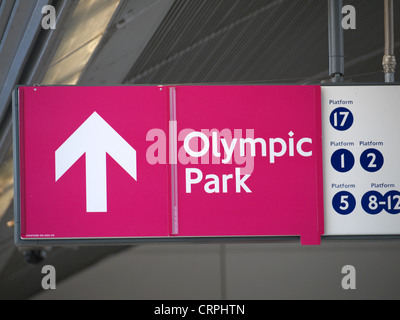 Melden Sie Regie in Richtung London Olympic Park Stockfoto