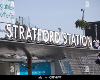 Melden Sie sich über dem Haupteingang zum Bahnhof Stratford in East London Stockfoto