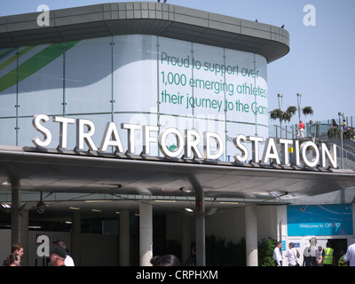 Melden Sie sich über dem Haupteingang zum Bahnhof Stratford in East London Stockfoto