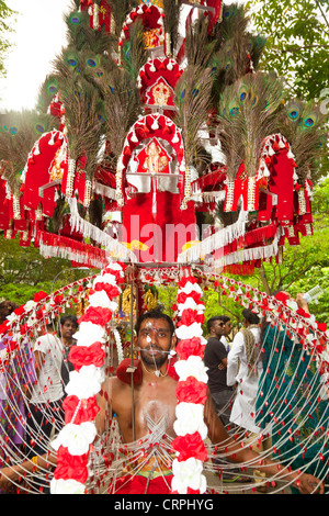 Bild eines Hindu ergebenen mit tragbaren Schrein während Thaipusam in Singapur, Südostasien Stockfoto