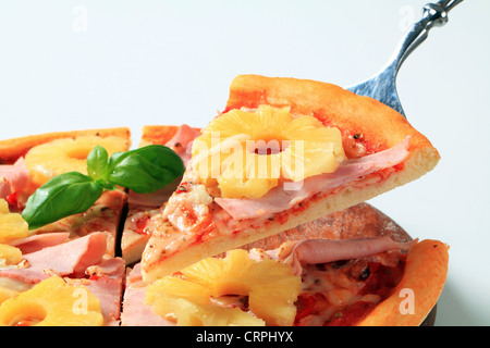 Serviert frisch gebackene Pizza Hawaii Stockfoto