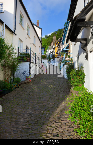 Steilen schmalen gepflasterten Hauptstraße in der Welt berühmte Fischen Dorf Clovelly. Stockfoto