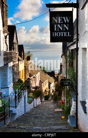 New Inn Hotel auf Clovellys steilen, schmalen, gepflasterten Hauptstraße. Stockfoto
