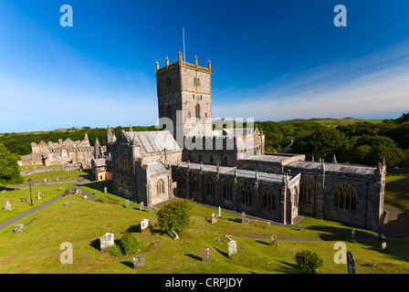 St. Davids Kathedrale, erbaut im 12. Jahrhundert und die Ruine der Bischofspalast. St. Davids ist die kleinste Stadt in großen Br Stockfoto