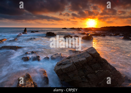 Sonnenuntergang über der Felsenküste am Hartland Quay. Stockfoto