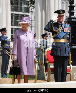 Ihre Majestät Königin Elizabeth II gesehen mit ihrem Ehemann Prinz Phillip bei der Enthüllung des Denkmals RAF Bomber Command, London Stockfoto