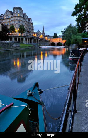 Blick entlang dem Fluß Avon in Richtung Wehr und Pulteney Bridge, eine Klasse l denkmalgeschütztes Gebäude von Robert Adam entworfen und fertiggestellt Stockfoto