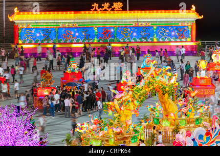 River Hongbao Dekorationen für Chinese New Year Feiern am Marina Bay, Singapur Stockfoto