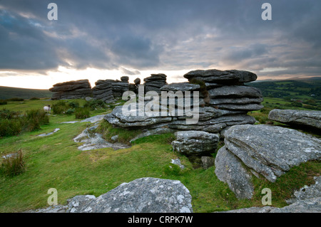 Gewitterwolken über Combestone Tor im Dartmoor National Park. Stockfoto