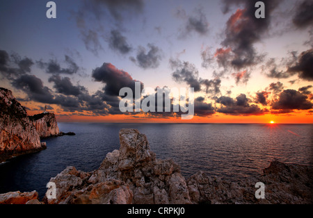 Sonnenuntergang am Kap Lefkatas (auch bekannt als "Kap Dukato" und "Kavos Tis Kyras"), Lefkada (oder "Lefkas") Insel, Ionisches Meer, Griechenland. Stockfoto