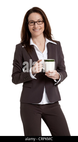 Hübsche Geschäftsfrau stehend, Kaffeetasse, isoliert auf weiss zu halten. Stockfoto