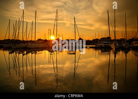 Sonnenuntergang am Yachthafen in Lefkada (oder "Lefkas") Stadt Lefkada Insel, Ionisches Meer, Nordteil ("sieben Inseln"), Griechenland Stockfoto