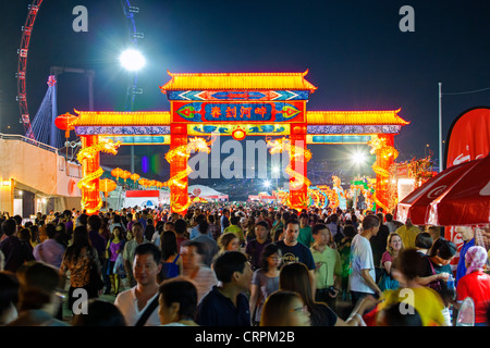 River Hongbao Dekorationen für Chinese New Year Feiern am Marina Bay, Singapur Stockfoto