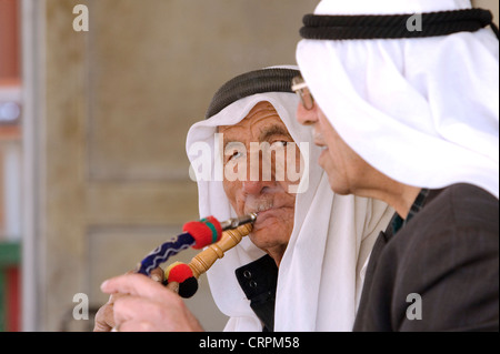 Arabische Männer Rauchen Shisha-Pfeifen im muslimischen Viertel der Altstadt, Jerusalem, Israel Stockfoto