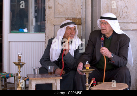 Arabische Männer Rauchen Shisha-Pfeifen im muslimischen Viertel der Altstadt, Jerusalem, Israel Stockfoto