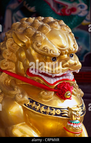 Detail der chinesischen Tempel Löwe Statue, Chinatown, Singapur, Südostasien Stockfoto
